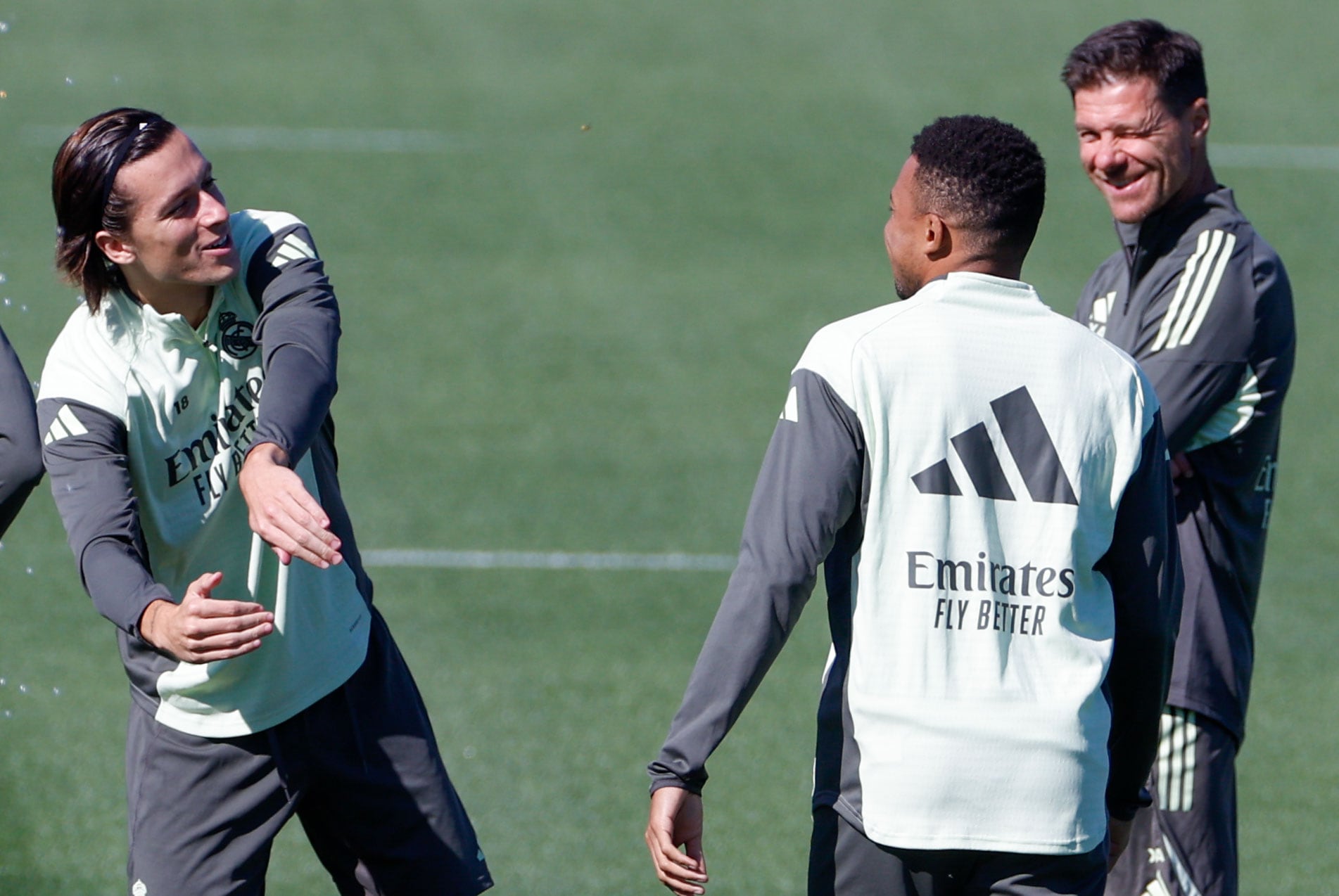 El entrenador del Real Madrid Xabi Alonso junto a Kylian Mbappé y Álvaro Carreras