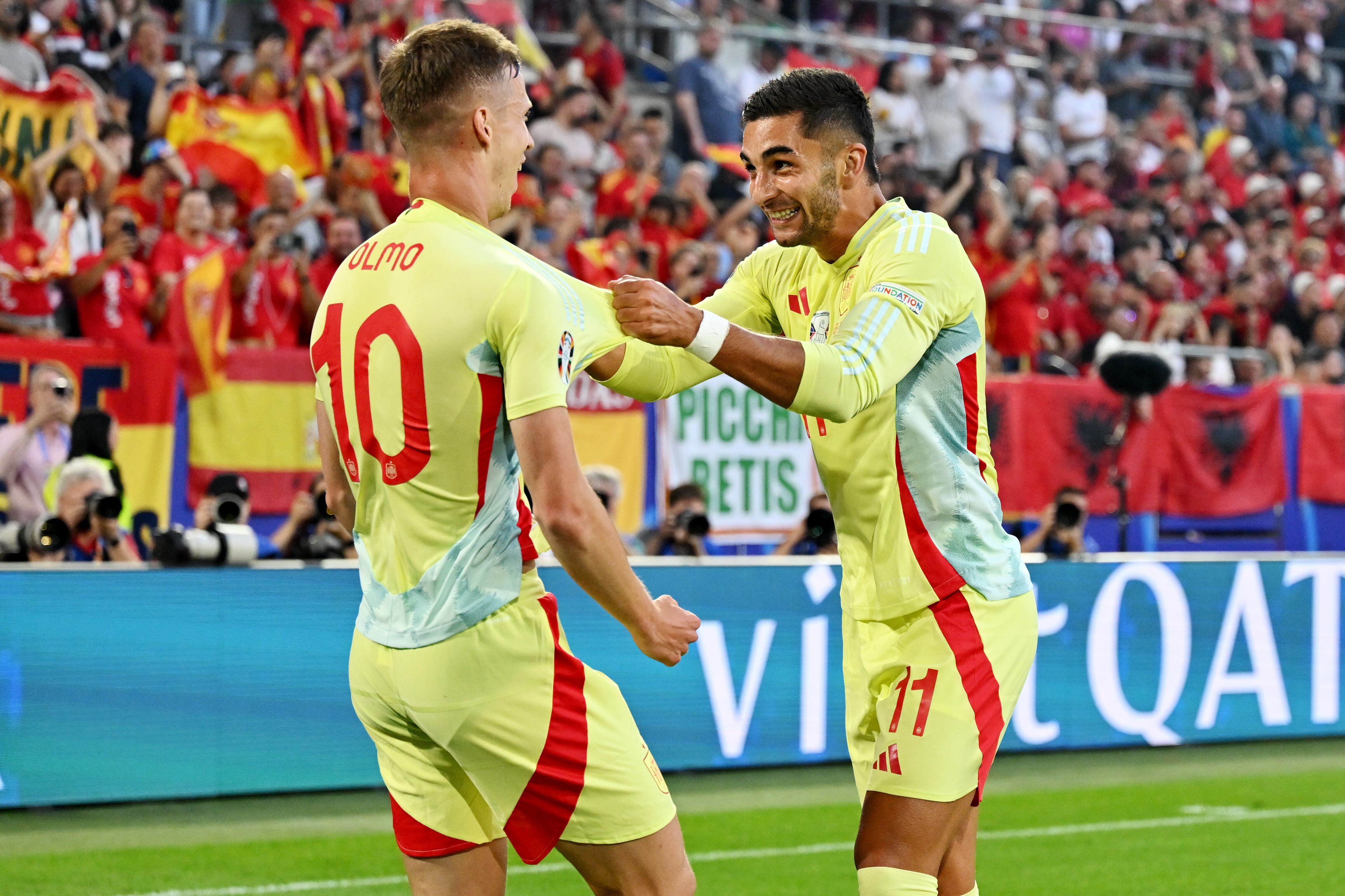 Ferrán Torres y Dani Olmo celebran su gol durante el Albania - España