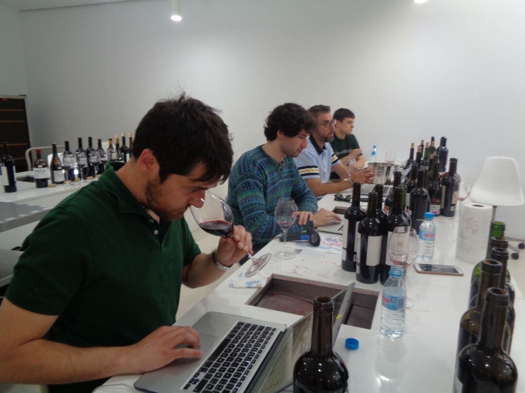 Cata de los enólogos de la Guia Peñín en el Consejo Regulador Ribera del Duero en 2019