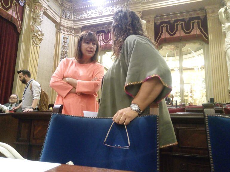 La presidenta del Govern, Francina Armengol, hablando con la portavoz del Ejecutivo, Pilar Costa.