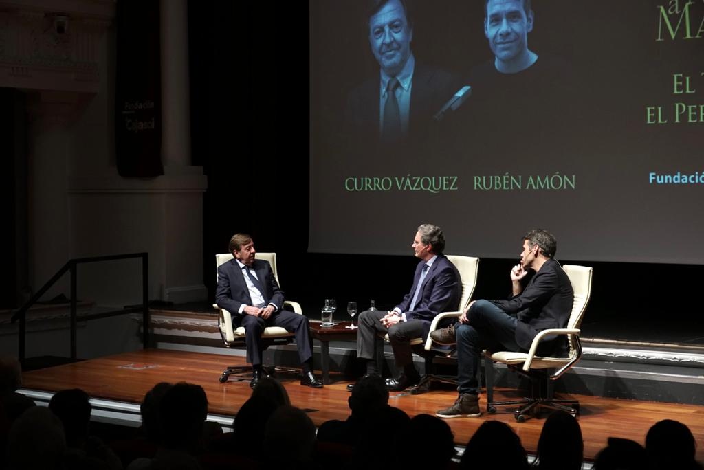 De izquierda a derecha, el maestro Curro Vázquez, José Enrique Moreno, director de Toromedia y moderador del acto; y el periodista Rubén Amón