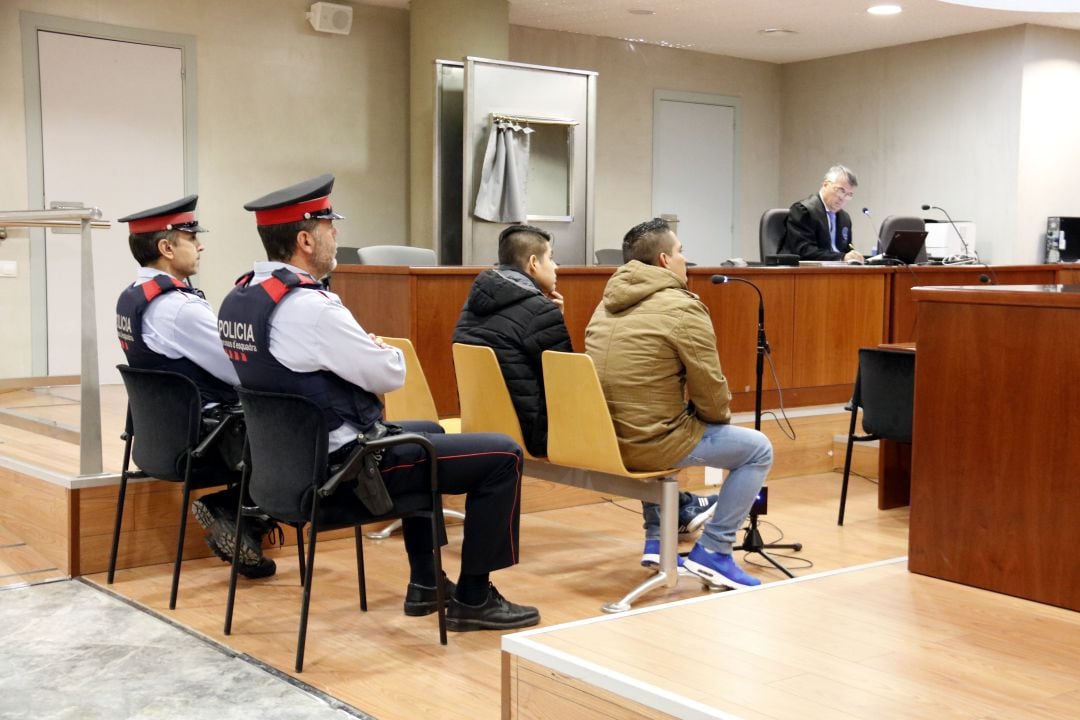 Los acusados de haber agredido sexualmente una joven en Vielha, con su abogado en el fondo, en el juicio en la Audiencia de Lleida, el 8 de noviembre del 2018.