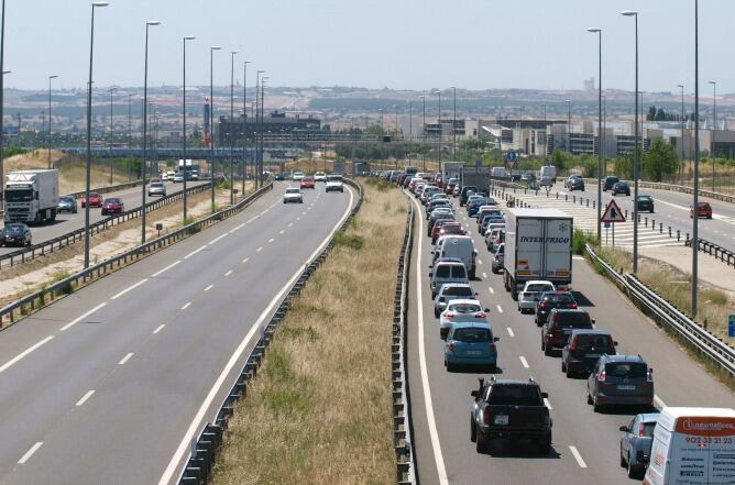 Carretera con tráfico (foto de archivo).