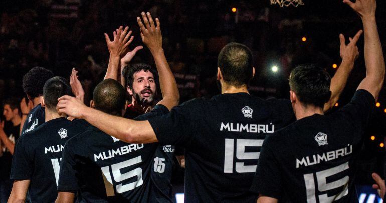 El alero del RETAbet Bilbao Basket, Álex Mumbrú (detrás), recibe un homenaje de sus compañeros, durante el partido contra el UCAM Murcia, correspondiente a la jornada 33 de la Liga Endesa que se juega hoy en el Bilbao Arena