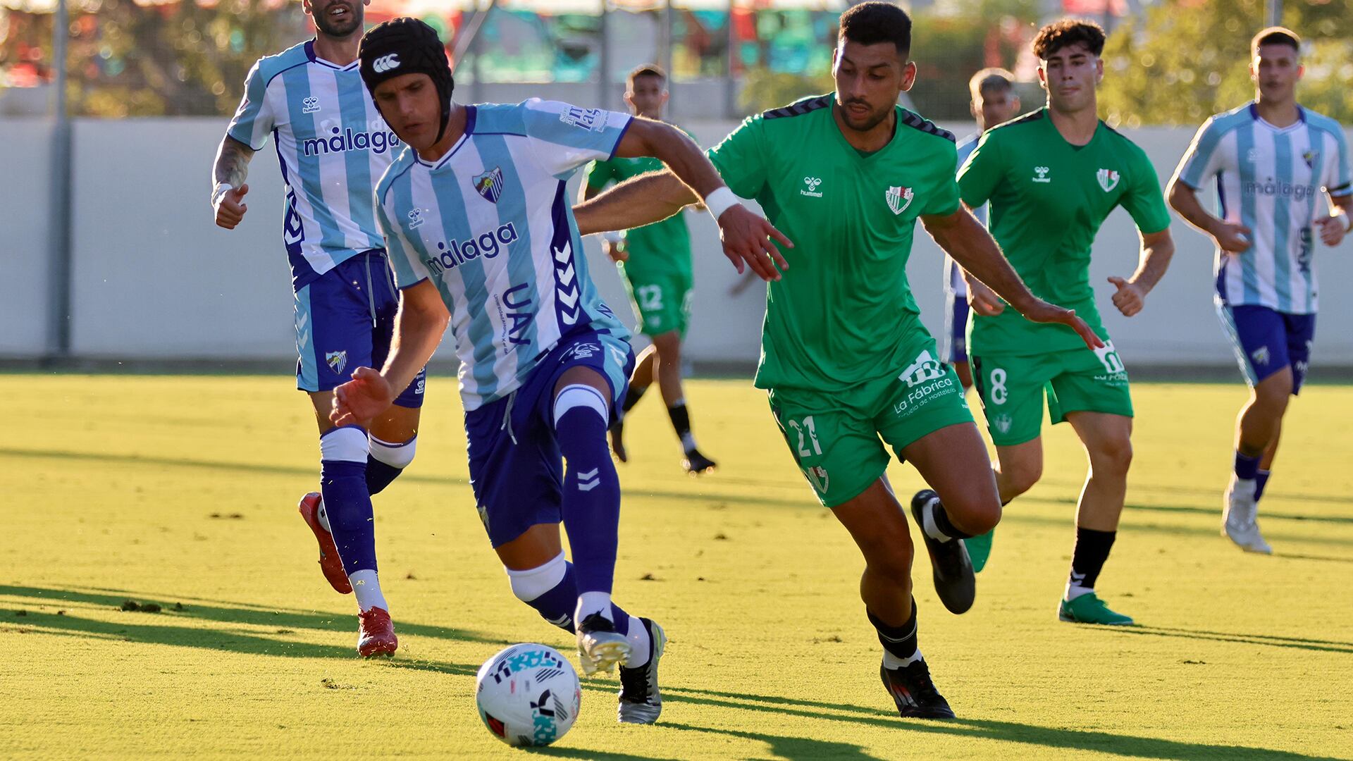 Luismi Sánchez y Osama Chit disputando una pelota en el Málaga-Antequera