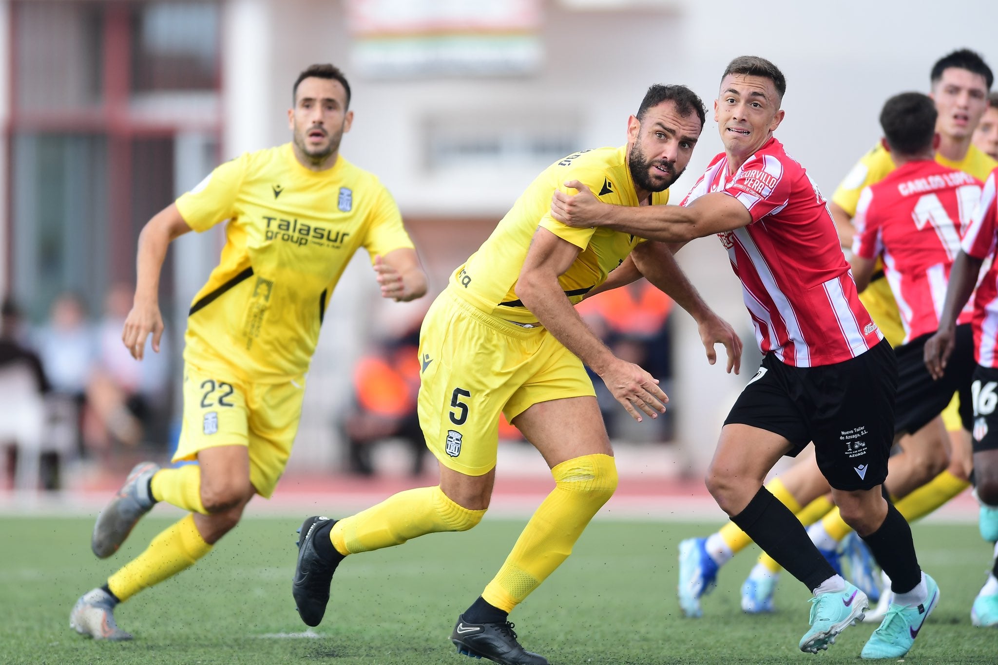 Gonzalo trata de zafarse de un rival