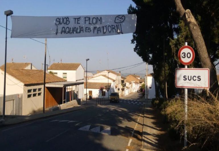 Pancartes penjades dies enrere en protesta per la presència de plom a l'aigua a Sucs.