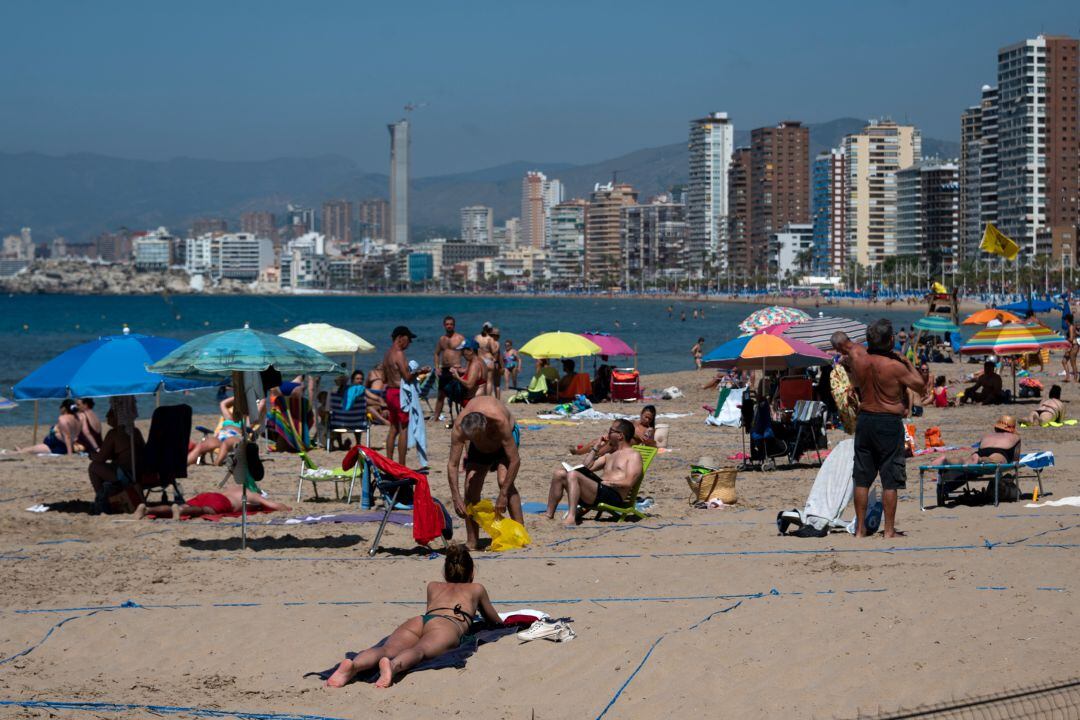 Imagen de archivo de una playa de Benidorm adaptada para garantizar la distancia de seguridad