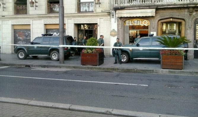 La Guardia Civil en la sede de Herrira en Bilbao