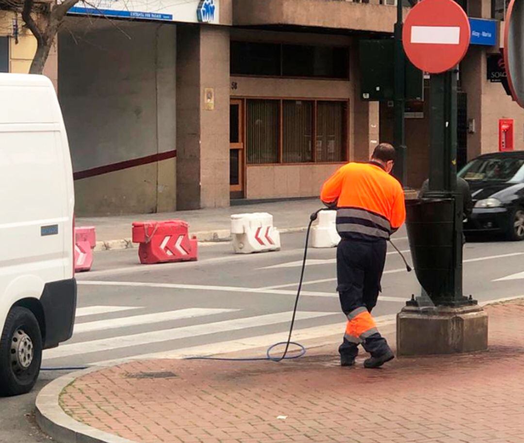 En Alcoy continúan las tareas de desinfección en la vía pública.