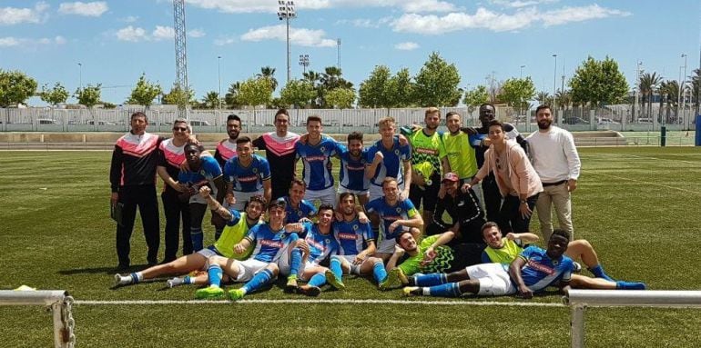 El Hércules B posa tras conseguir su clasificación para disputar la promoción de ascenso a Tercera División