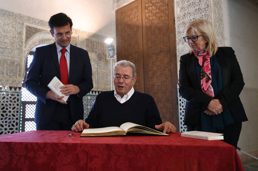 El poeta colombiano Darío Jaramillo firma en el Libro de Honor de Granada en el Cuarto Real de Santo Domingo ante el alcalde y la concejala de Cultura