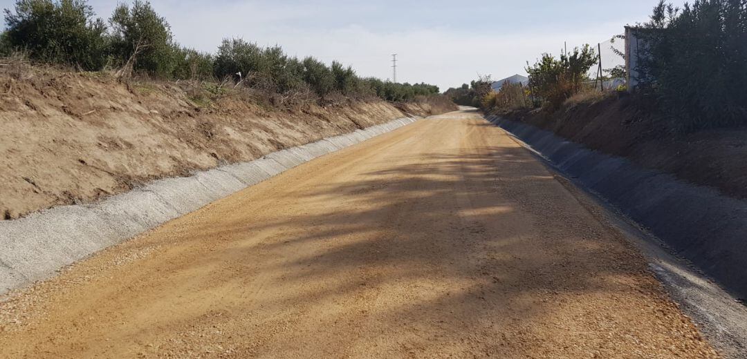 Uno de los caminos rurales en los que ha intervenido el Ayuntamiento de Lopera.