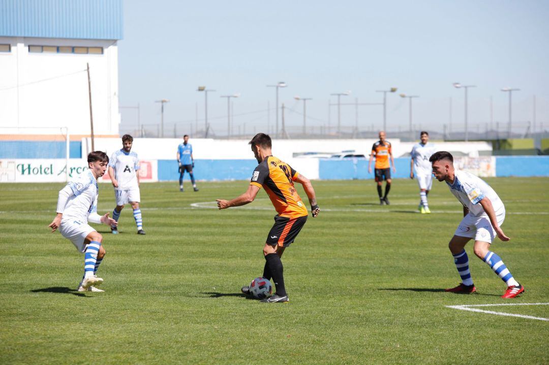 Carlos Calvo ante dos jugadores del Arcos