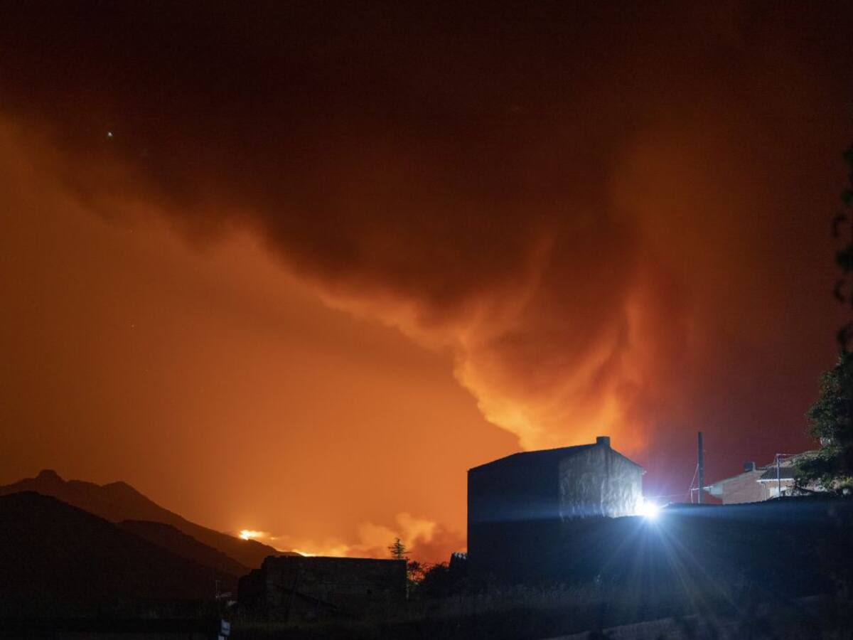 Nivel 2 en el incendio de Navalacruz (Ávila) y evacuados vecinos de Villaviciosa y Robledillo