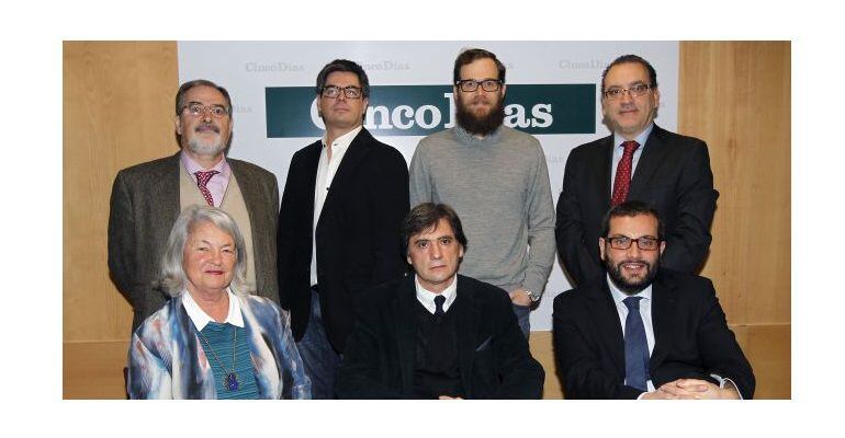 De izquierda a derecha, en pie, Antonio María Ávila, director ejecutivo de la Federación de Gremios de Editores de España; Daniel Martínez (Ciudadanos); Julio Lleonart (UPyD) y Jorge Rivera, director de CincoDías. Sentados, Beatriz Rodríguez-Salmones (PP)