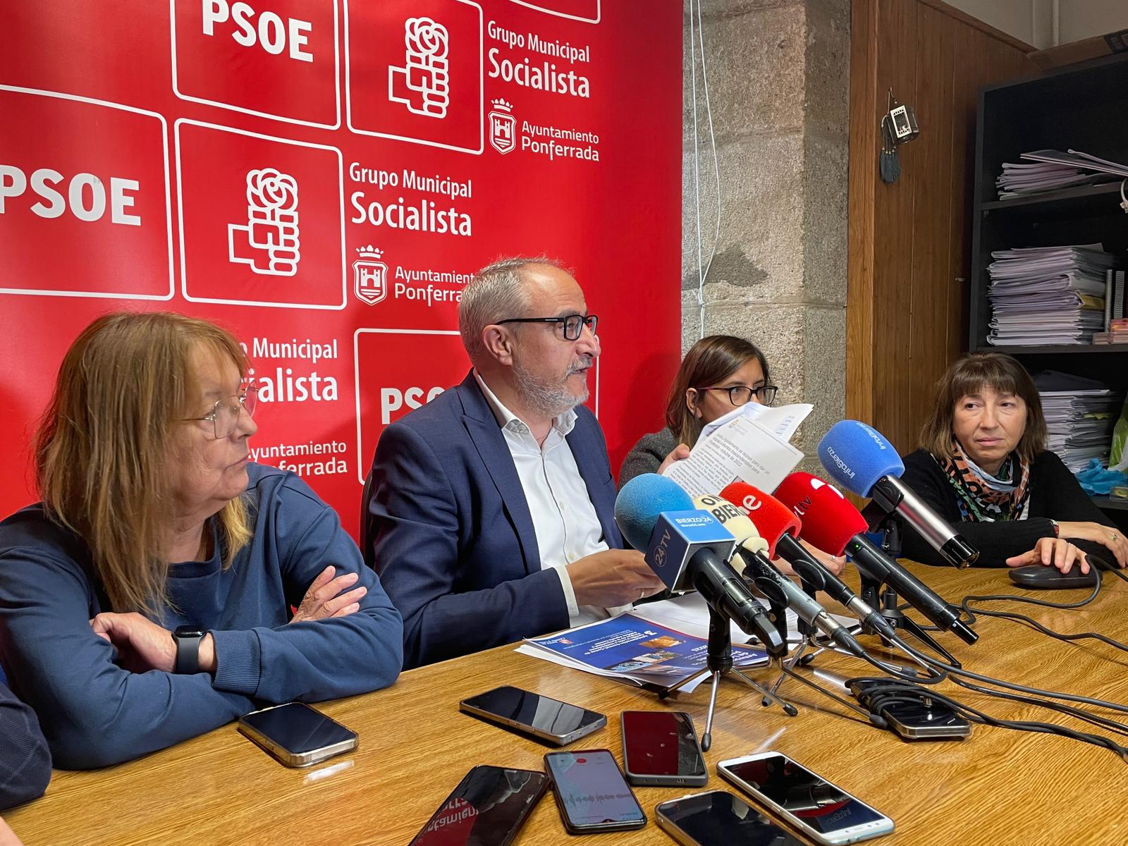 El portavoz del PSOE, Olegario Ramón junto alguna de sus concejales