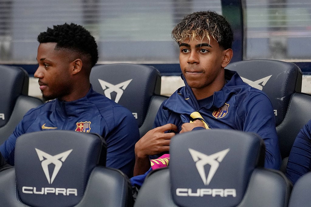 Ansu Fati junto a Lamine Yamal en el banquillo del FC Barcelona