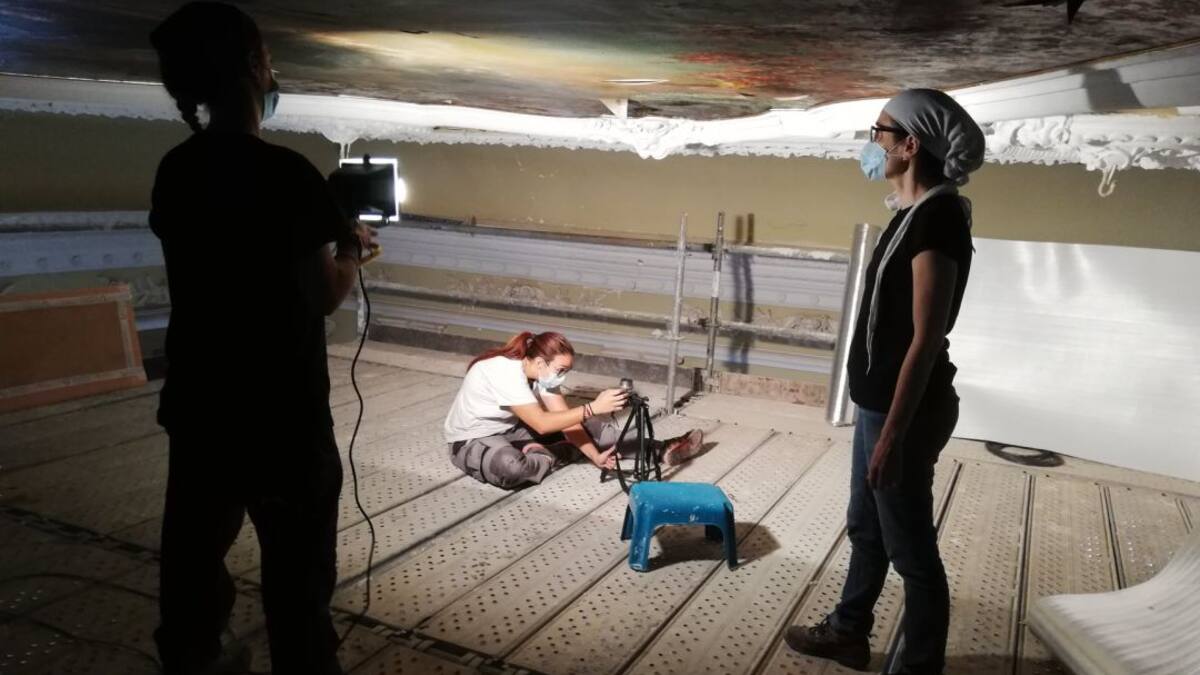 Retiran el lienzo de Cayuela del techo del Casino de Lorca para su restauración