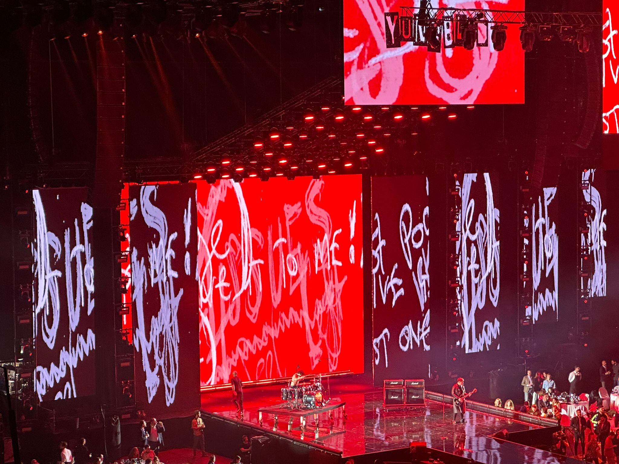 Artistas nacionales e internacionales subieron a un escenario lleno de color.