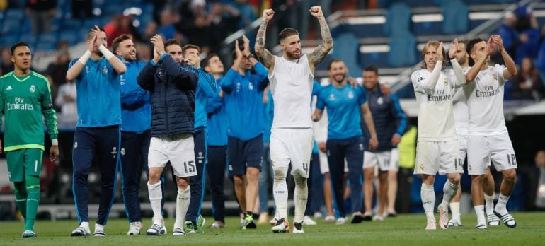 Los jugadores del Real Madrid celebran la clasificación de su equipo tras vencer al Wolfsburgo por 3-0 en el partido de vuelta de cuartos de final de la Liga de Campones que se jugó hoy en el estadio Santiago Bernabéu, en Madrid.