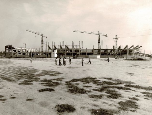 Construcción de las gradas del Estadio del Levante en 1968