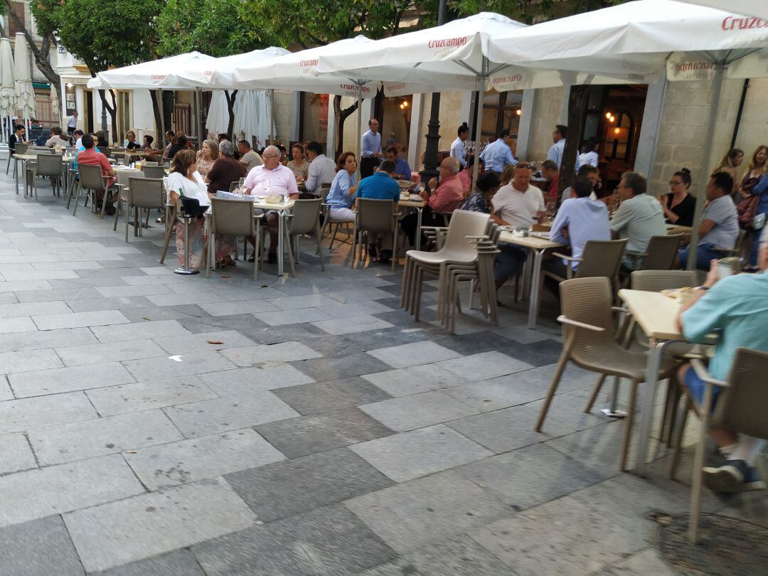 Veladores en la calle Larga de Jerez