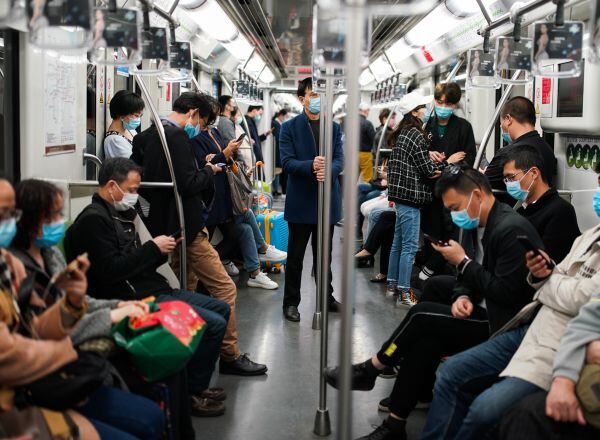 Personas con mascarilla en el metro.