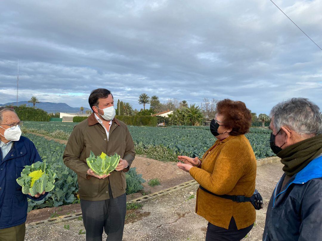 Pablo Ruz con agricultores en Algorós (Elche)