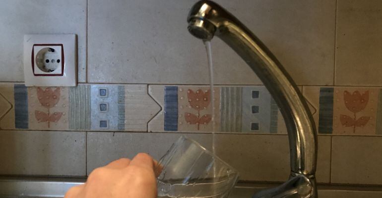 Agua saliendo de un grifo instalado en una casa española. 