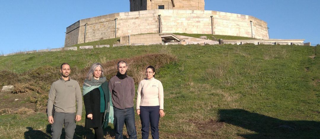 María García, concelleira de Medio Ambiente y el Grupo Naturalista Hábitat