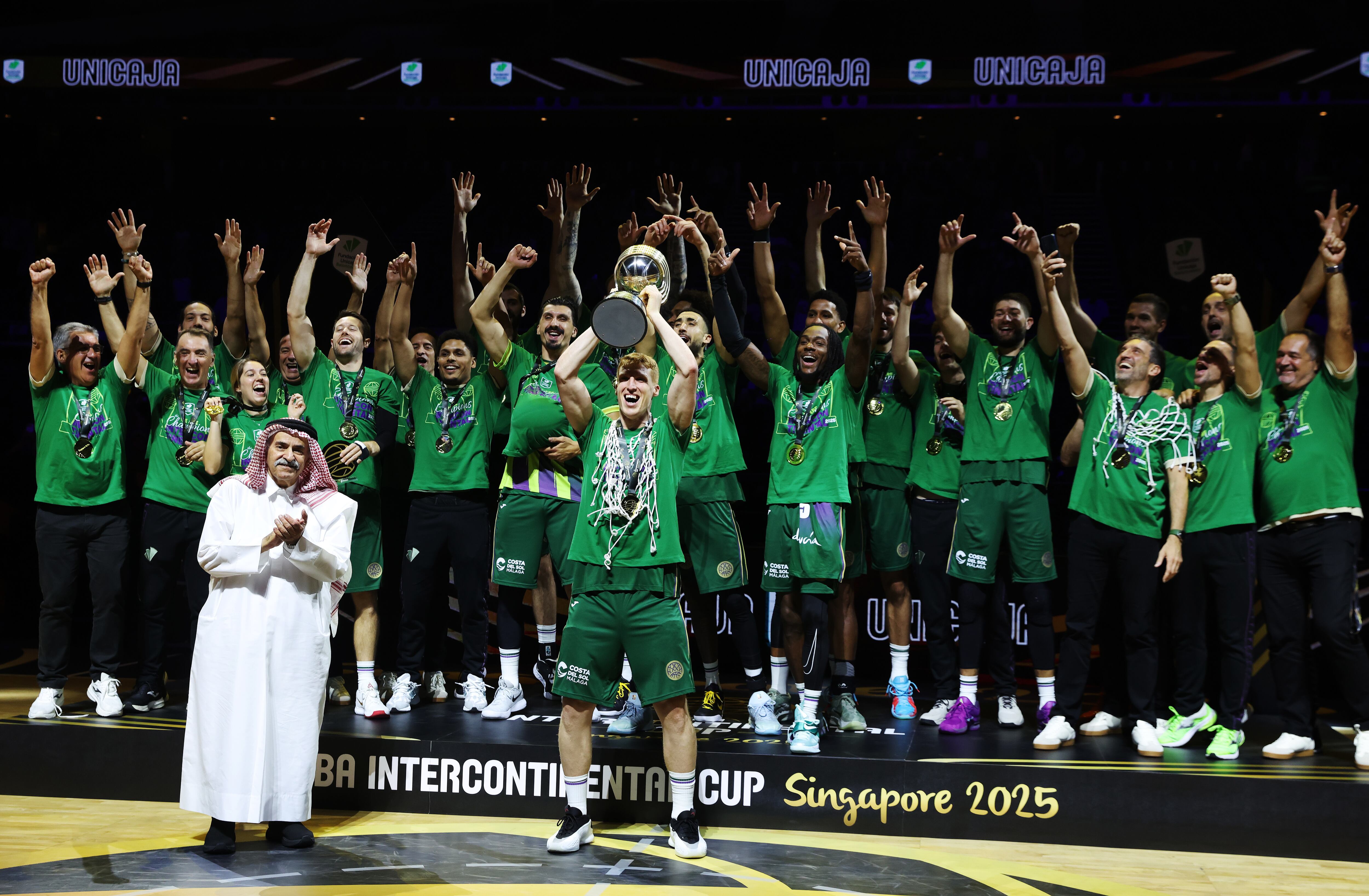 Singapore (Singapore), 21/09/2025.- FIBA President Sheikh Saud Ali Al Thani (front L) and players of Unicaja celebrate with their trophy during a prize ceremony after winning the 2025 FIBA Intercontinental Cup basketball final match between NBA G League United and Unicaja at Singapore Indoor Stadium in Singapore, 21 September 2025. (Baloncesto, Singapur) EFE/EPA/HOW HWEE YOUNG

