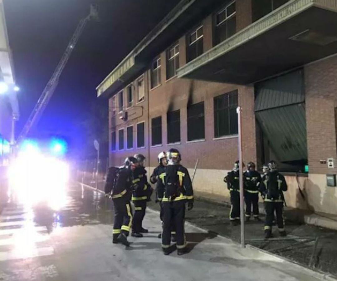 Bomberos actuando en el incendio de la nave de la Avenida Matapiñoneras
