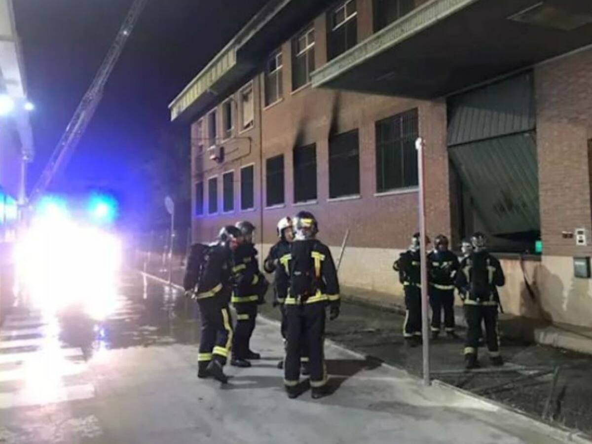 Arde una nave industrial en San Sebastián de los Reyes
