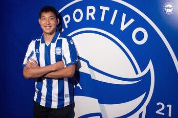 Taichi Hara posa con el escudo del Alavés en Mendizorroza.