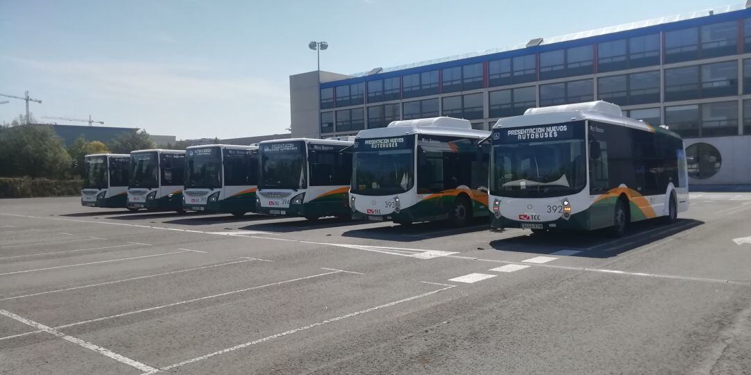 Seis de las siete nuevas villavesas híbridas en la presentación de la Mancomunidad y el grupo Moventia