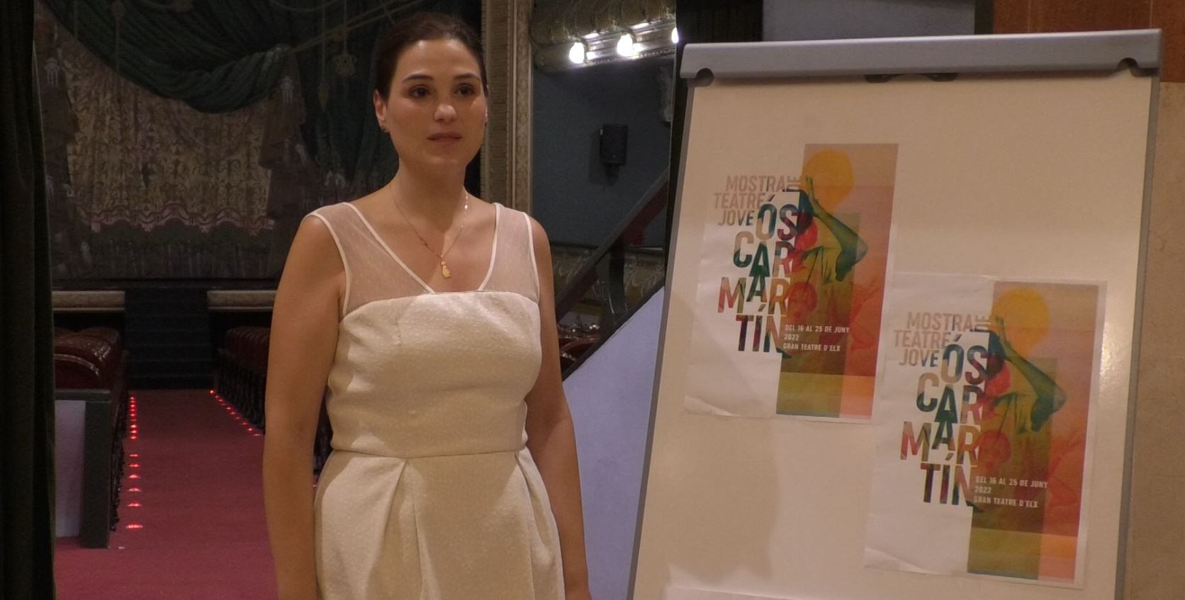 La concejala de Cultura en el Gran Teatro junto al cartel promocional de la muestra