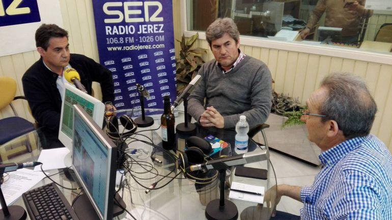 Manolo Pareja, Paco Benavent y Savador León, en Radio Jerez