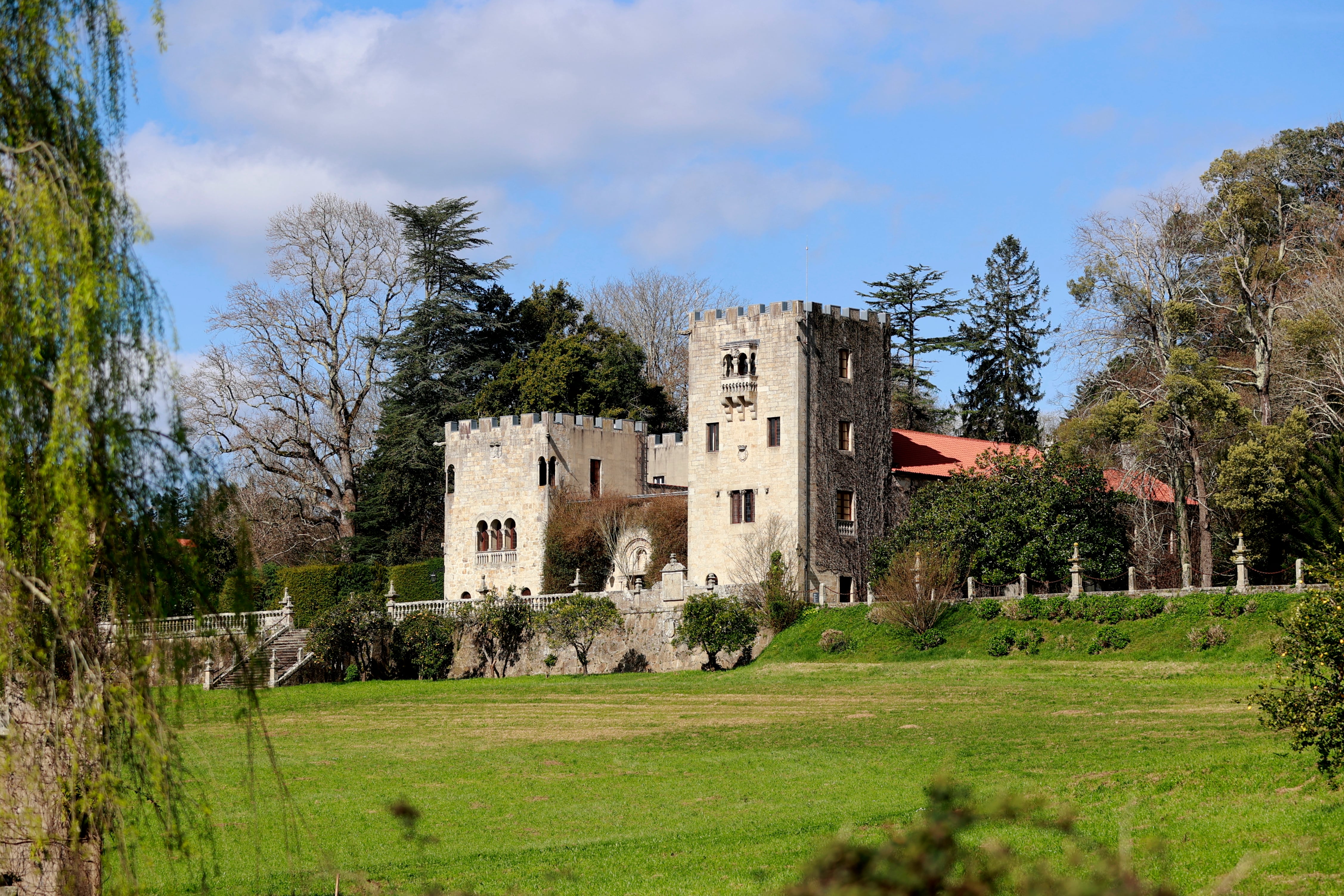 FOTODELDÍA SADA (A CORUÑA), 12/03/26.- Vista de la fachada del Pazo de Meirás este jueves, en el concello coruñés de Sada. El Tribunal Supremo ha decidido por unanimidad confirmar la sentencia de la Audiencia Provincial de A Coruña y ordenar a la familia Franco la devolución al Estado del Pazo de Meirás. La Sala Primera del Supremo ha desestimado todos los recursos interpuestos contra esa sentencia, tanto el de la familia del dictador, que aspiraba a que se le reconociera la propiedad de la finca, como el de las administraciones públicas, que pretendían no tener que indemnizar a los herederos por los gastos realizados en el inmueble. EFE/Cabalar
