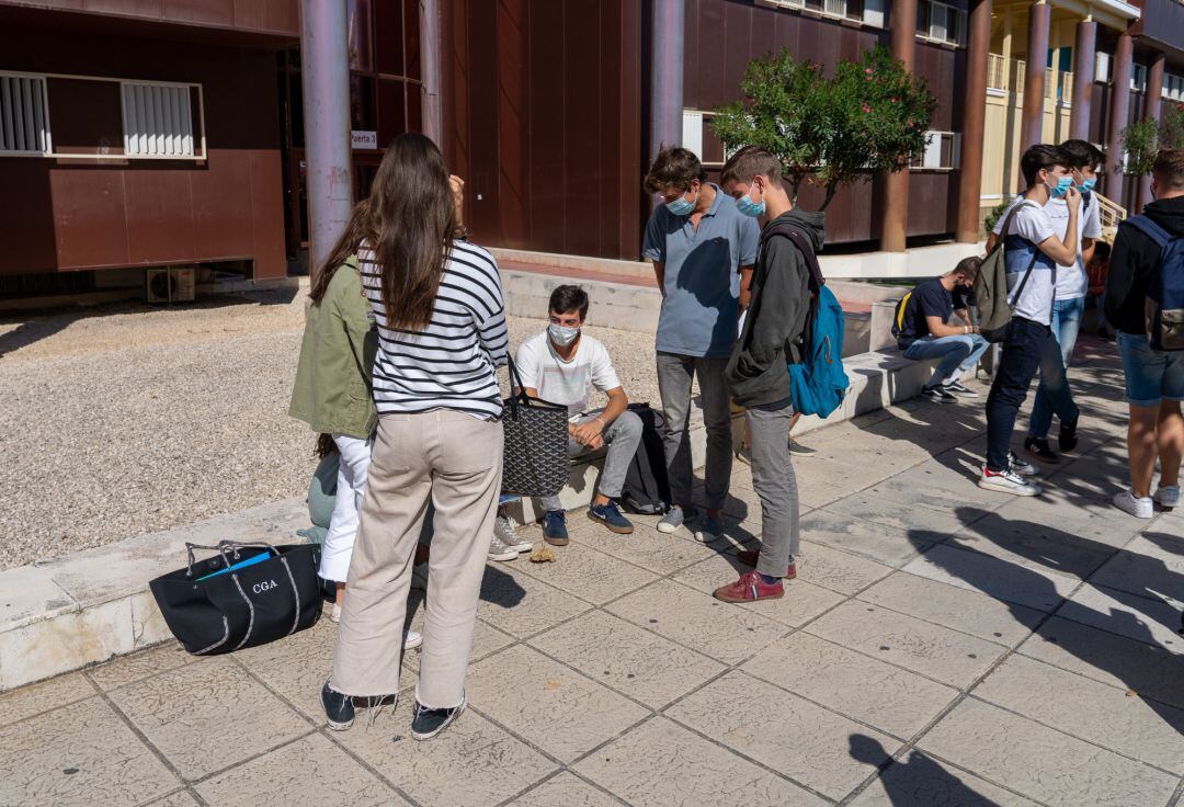 Alumnos a las puertas deun centro educativo. Archivo