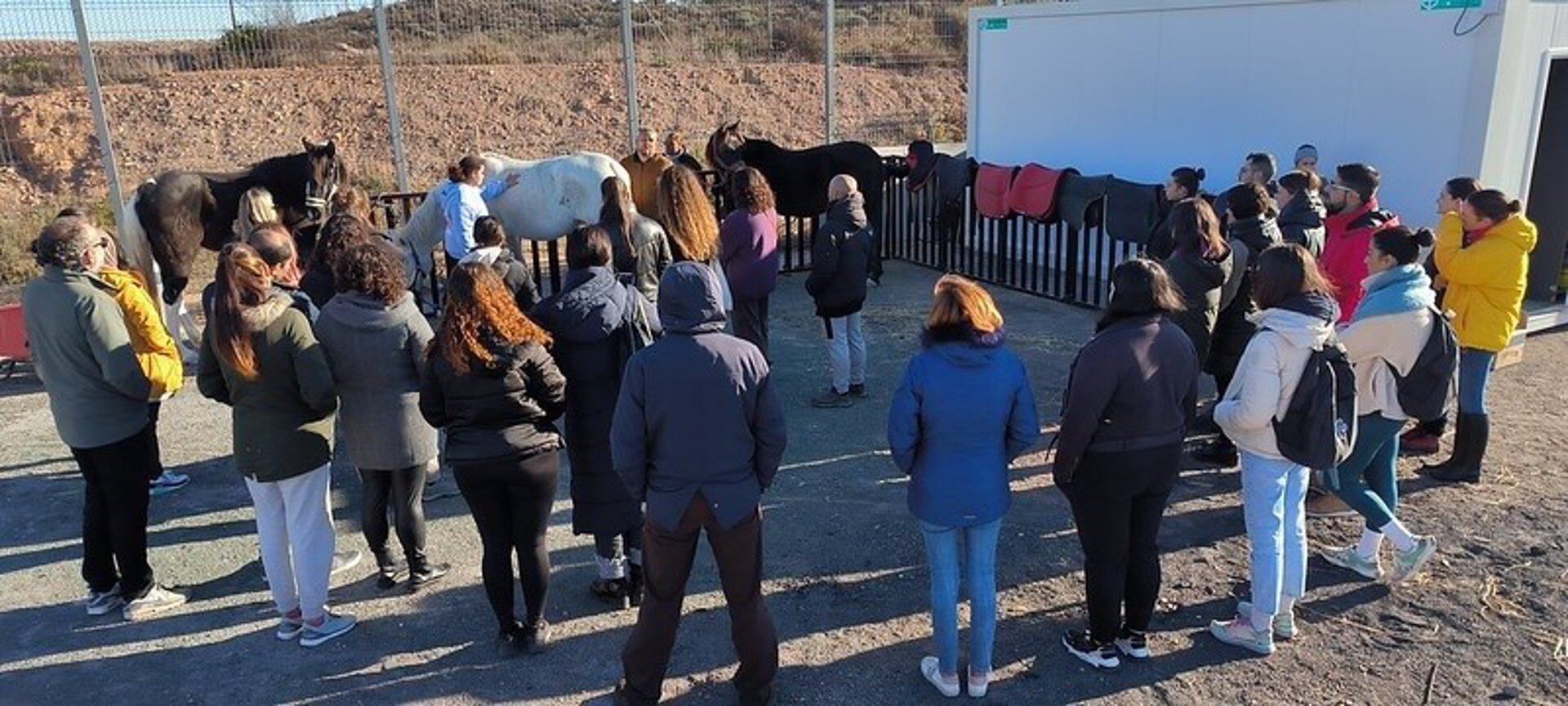 Alumnado del máster participa en el taller de hipoterapia.