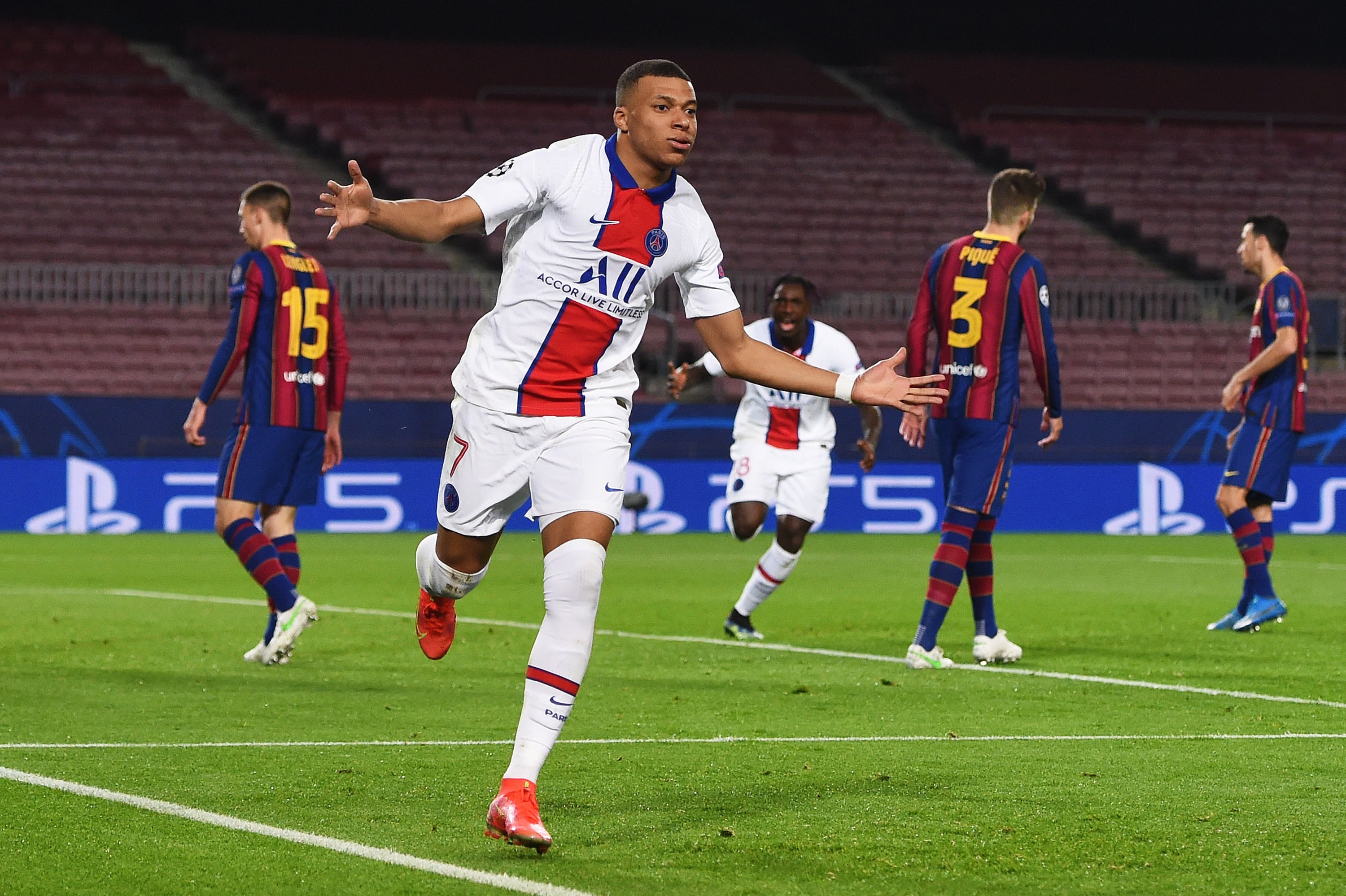 Kylian Mbappé celebra un gol en el Camp Nou en 2021