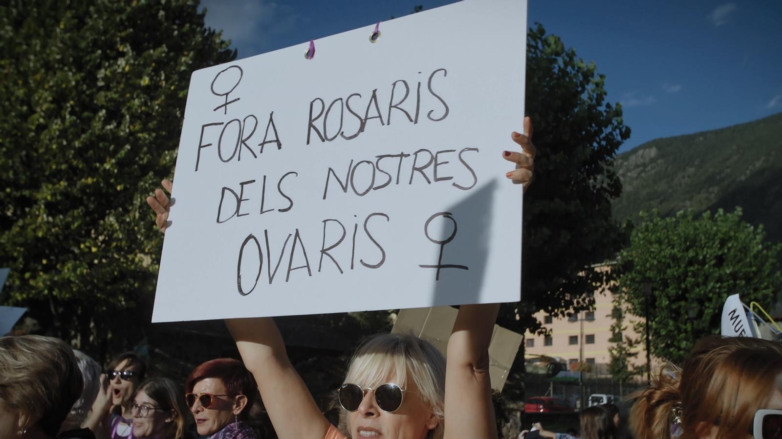 Una manifestant mostra una pancarta a favor de l'avortament a Andorra.