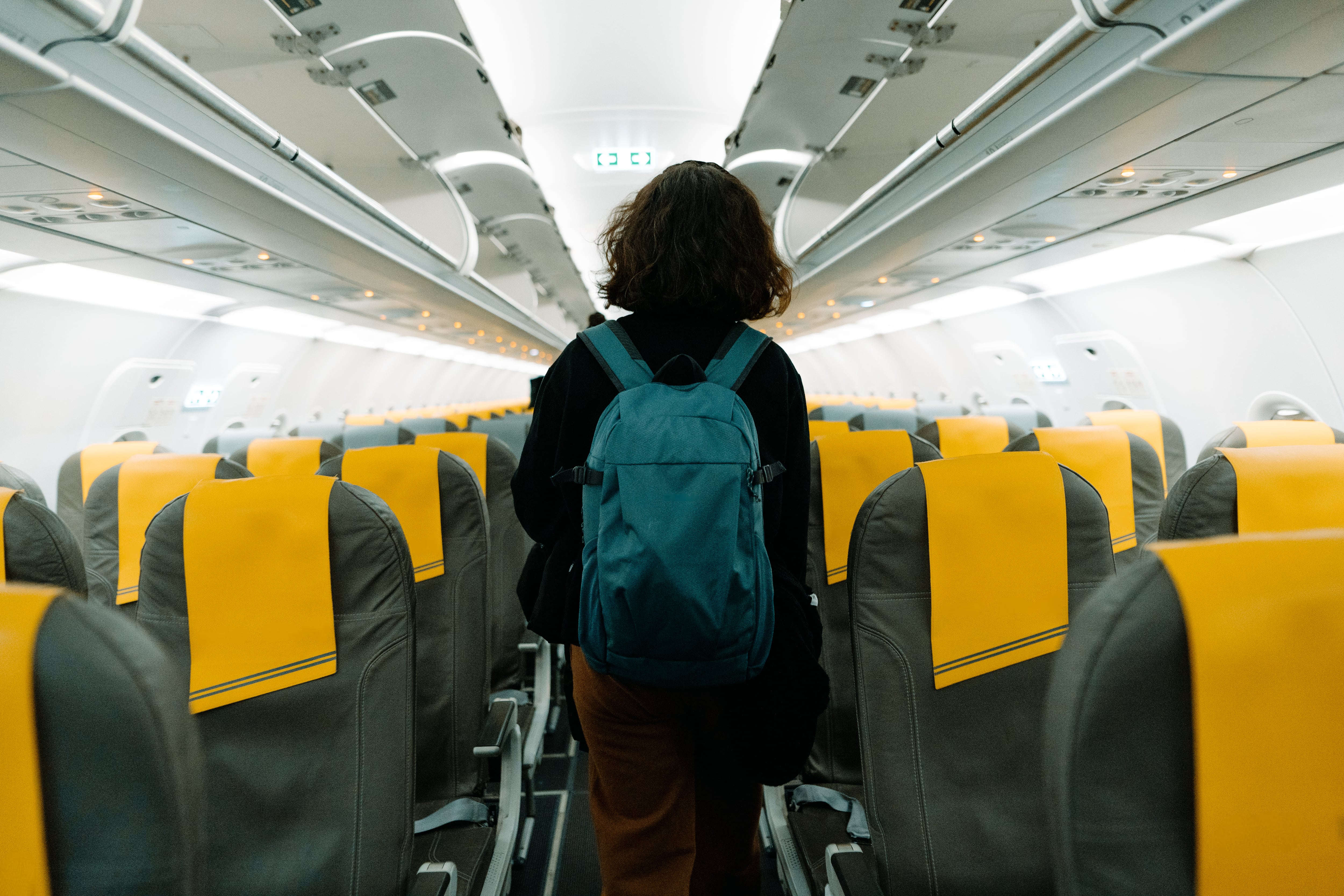 Una mujer en el interior de un avión.