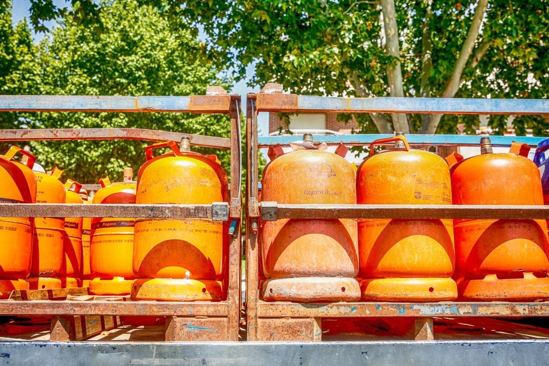 Bombonas de butano cargadas en un camión