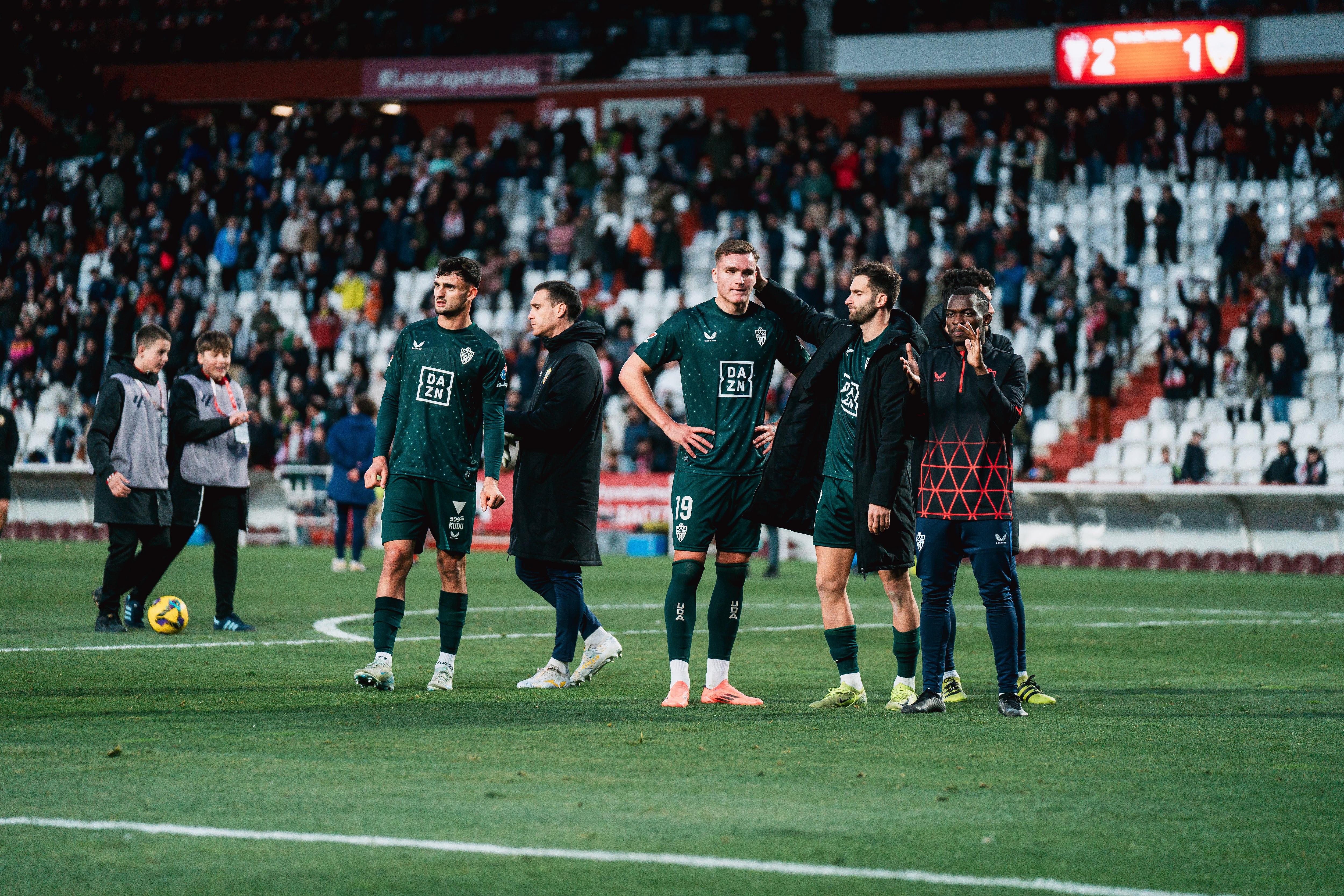 La imagen de la derrota del Almería en el Carlos Belmonte. Leo Baptistao consuela a Milovanovic.