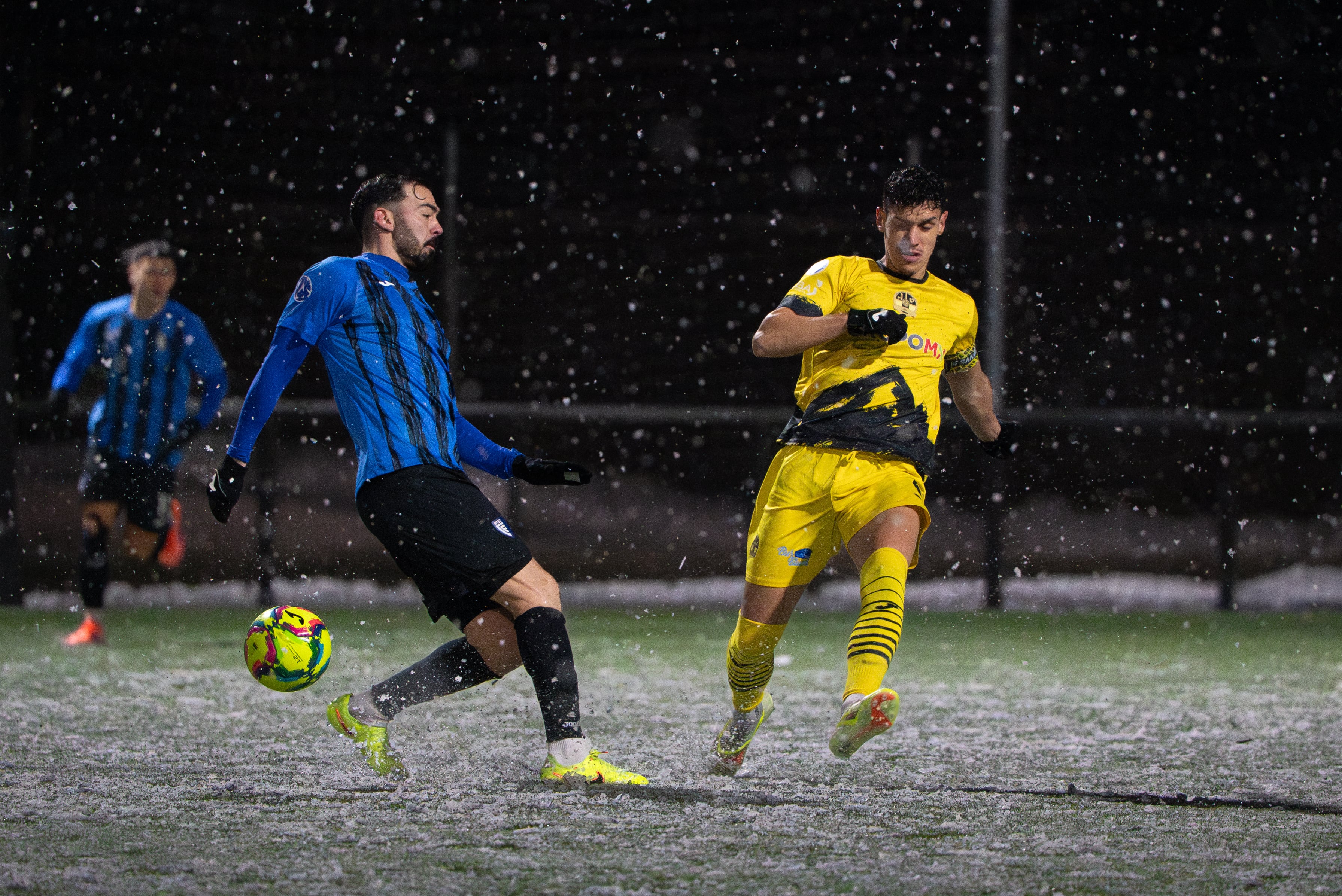 Un moment del partit entre l'Inter i la UE sota una intensa pluja