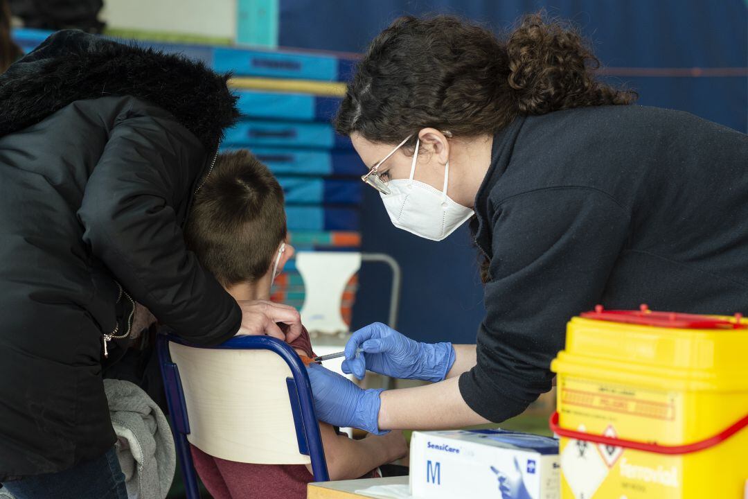 Vacunación contra la covid en un centro educativo de València