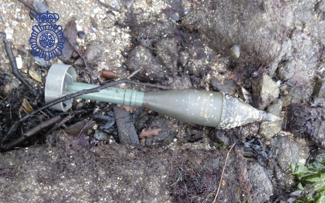 Granada de Mortero encontrada esta domingo en la playa de Rande