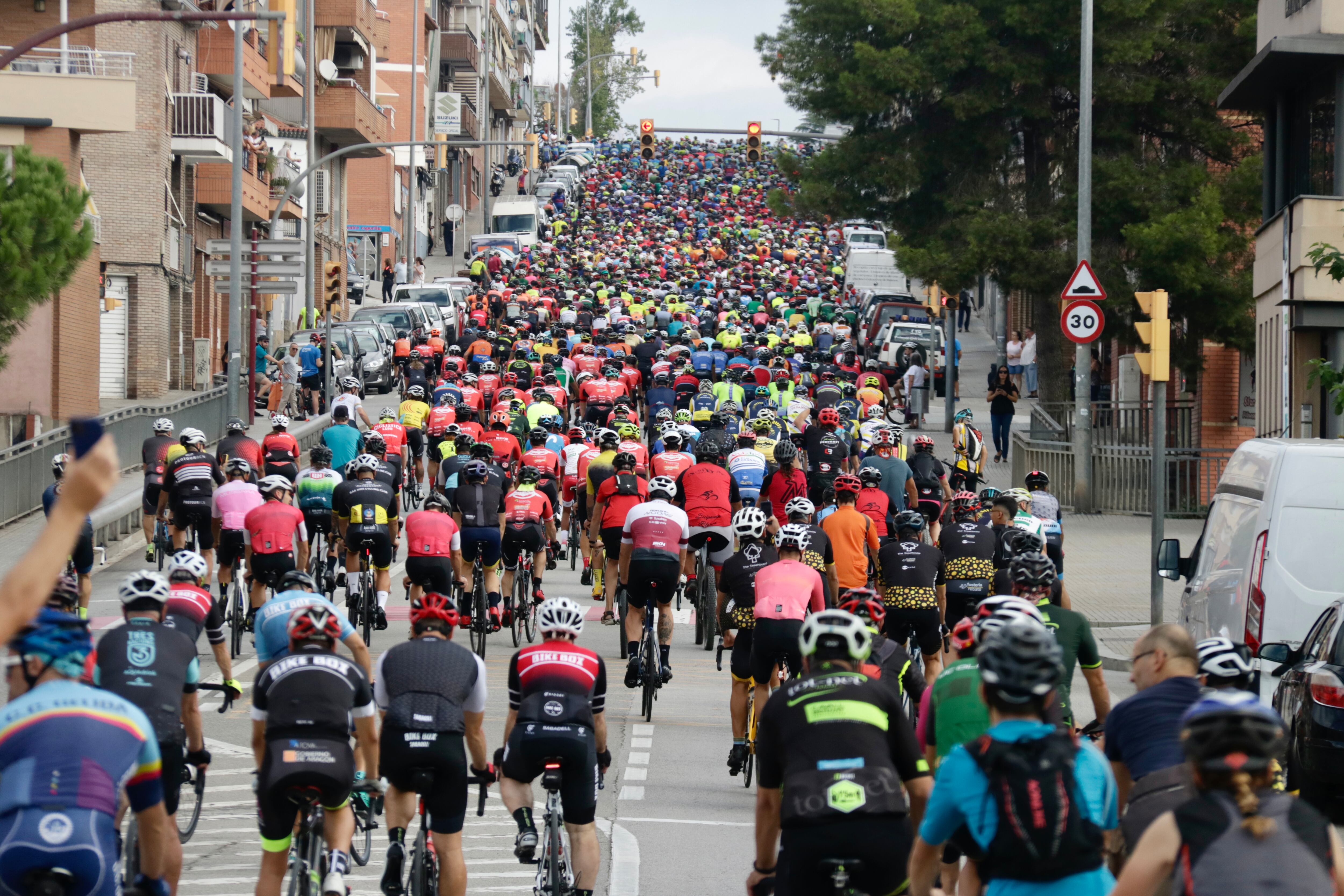 Milers de ciclistes reclamen més seguretat viària en una marxa a Rubí